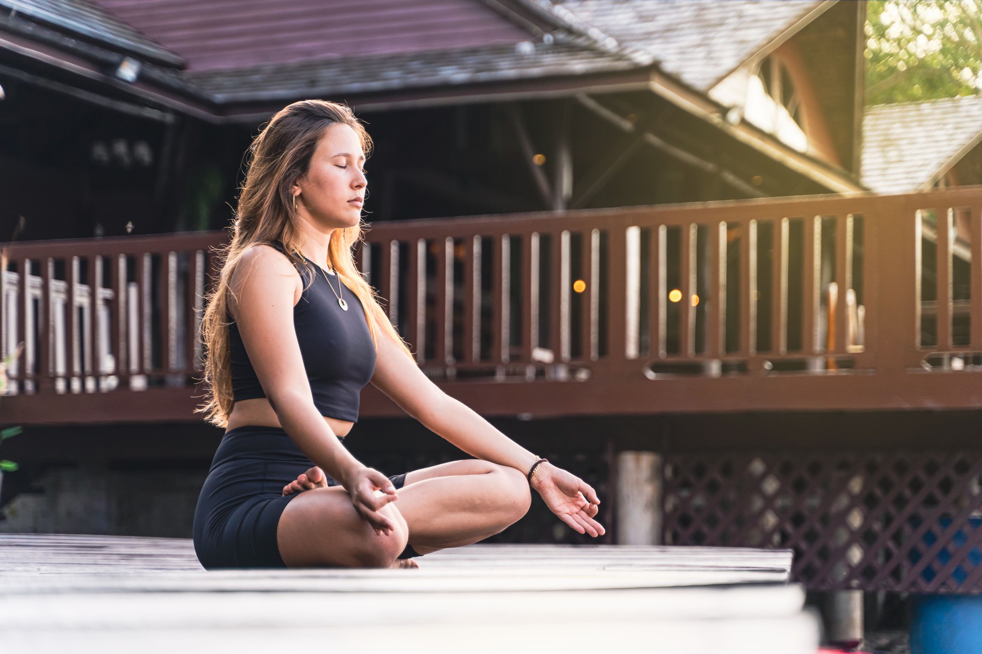 Méditation en plein air et pratique du yoga au coucher ou au lever du soleil.
